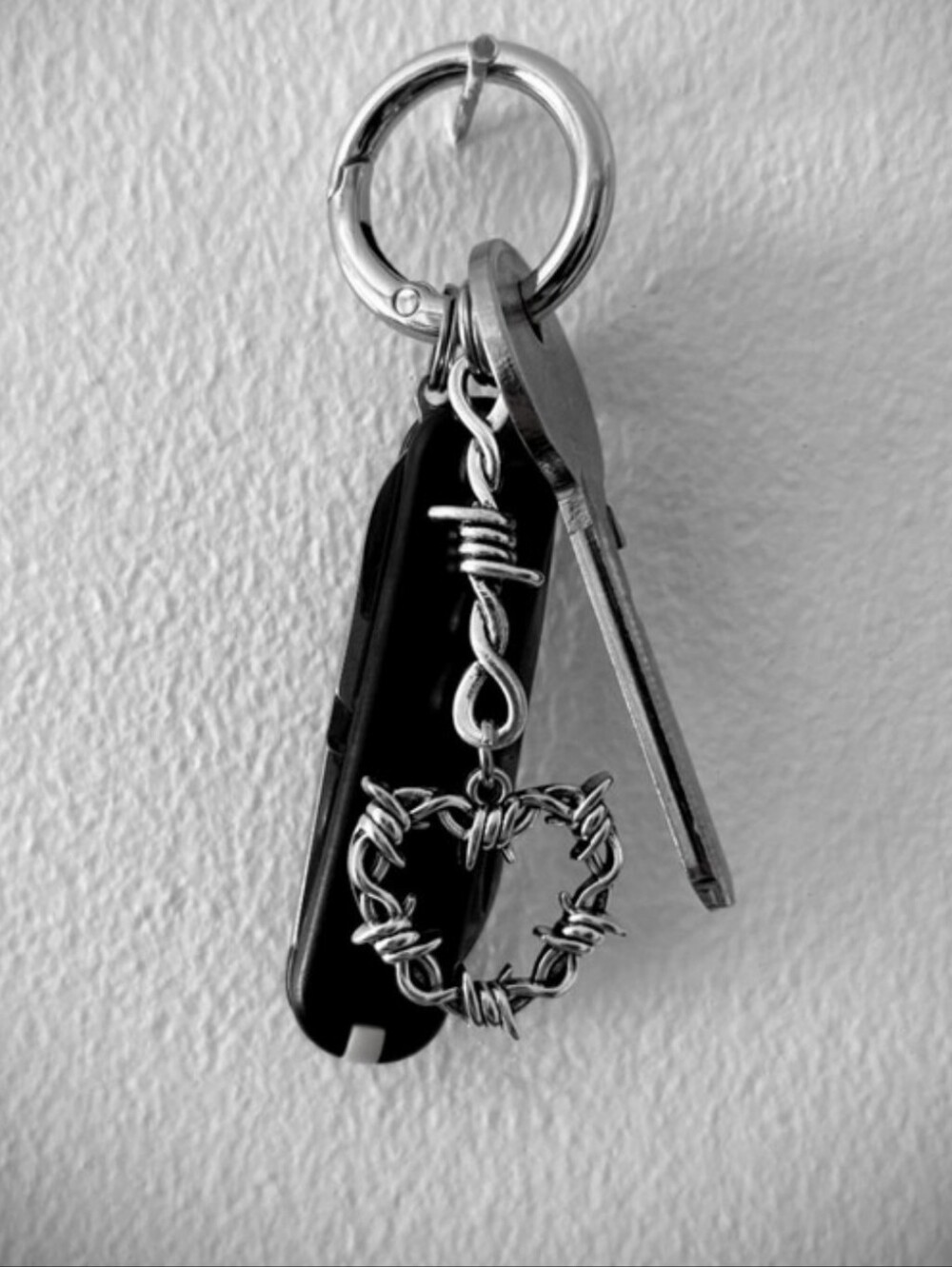 2 Gothic Barbwire Keychains - Picture 8 of 12